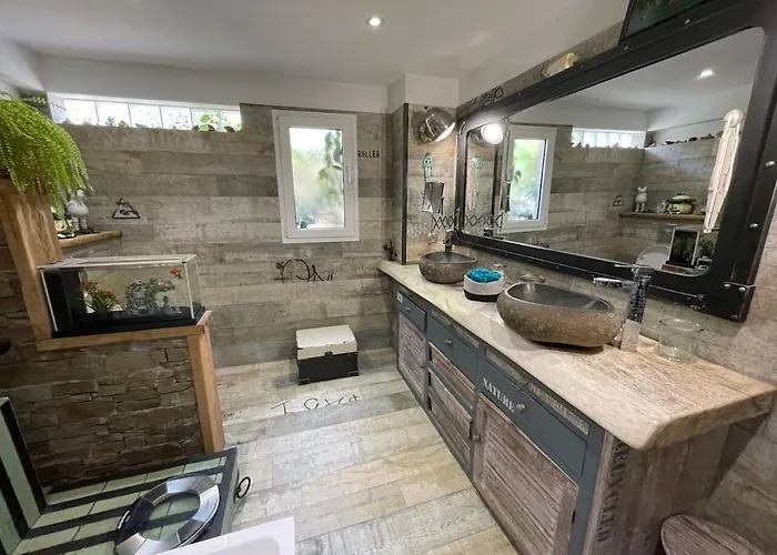 Les Pieds Dans L'eau Vila *