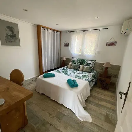 Les Pieds Dans L'eau Bonifacio (Corsica)