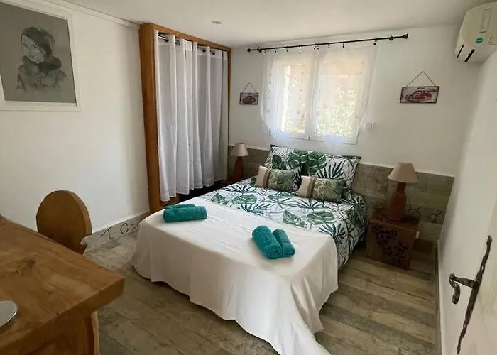 Les Pieds Dans L'eau Bonifacio (Corsica)